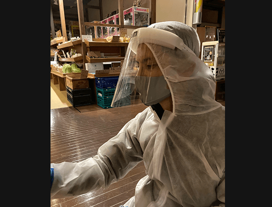 専用のスーツ、マスク、フェイスシート、手袋を身に付けた状態で行います。