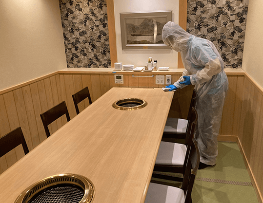 椅子やテーブルの隅々までコーティング作業をします。