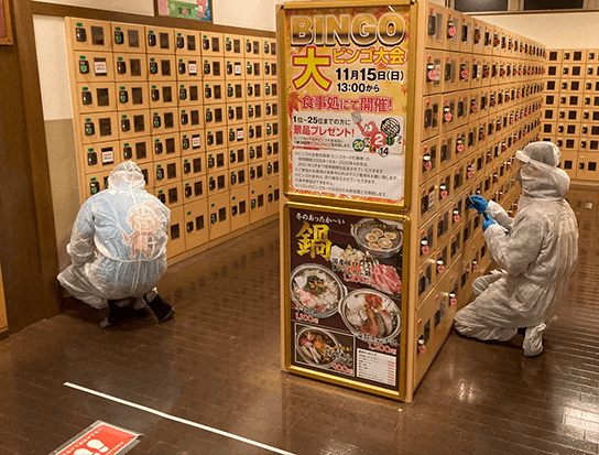 下駄箱の持ち手等、分担して1つ1つ拭いていきます。